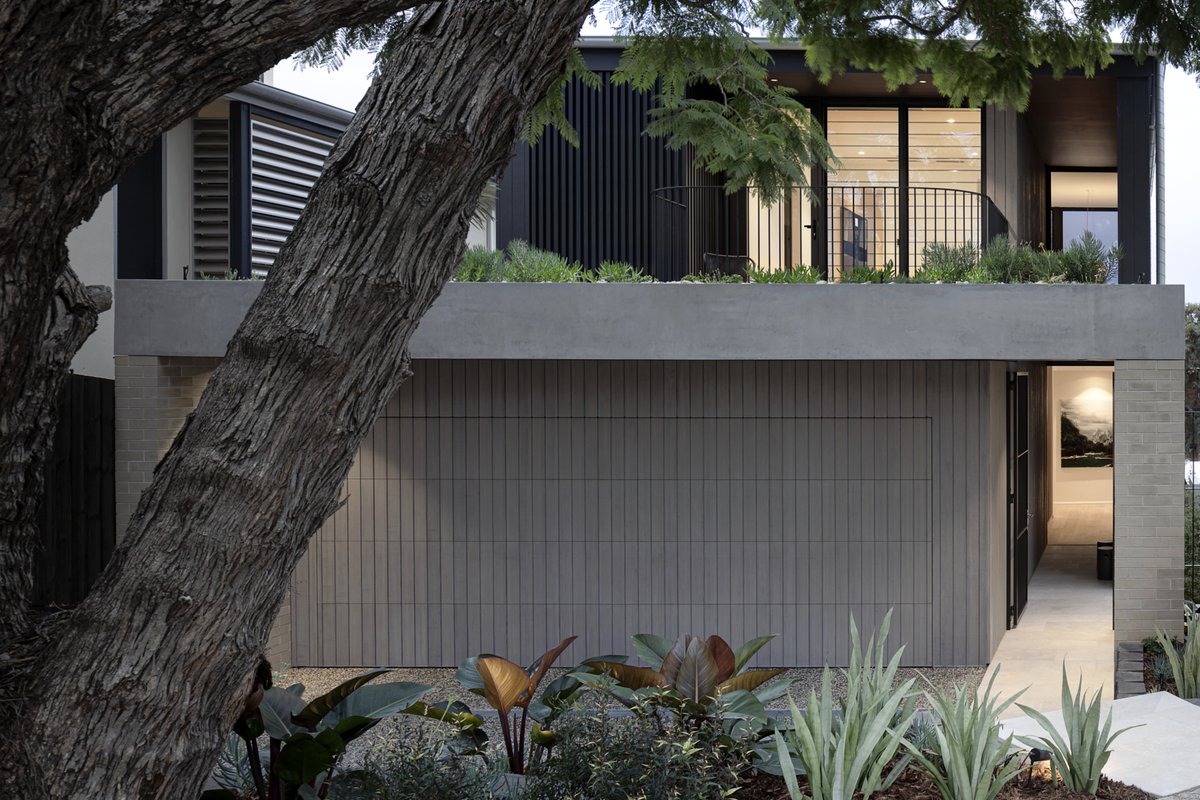 abodowood's tweet photo. #Abodo_Projects Just a stone's throw from the Brisbane River, modern elegance and a relentless commitment to quality are exhibited in this standout home by KP Architects - featuring Abodo Vulcan Cladding in Patina.

Read more about this project here >> https://t.co/GDcLQQwO7U https://t.co/pgQVk8XlEl