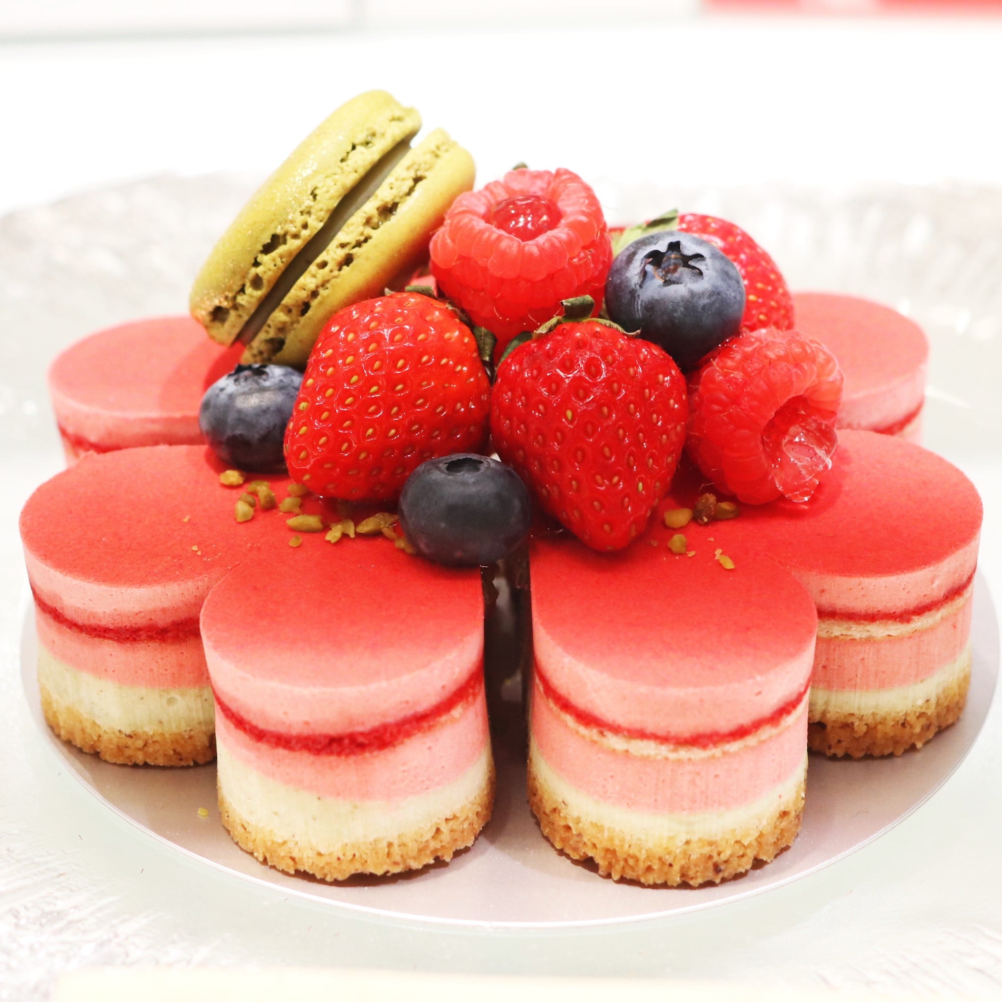 伊勢丹グルメ Isetan Auf Twitter いよいよ明日はクリスマスイヴ 各ショップ華やかなクリスマスケーキが輝きを放っています 本館地下1階 カフェ エ シュクレ セバスチャンブイエ パティスリー サダハル アオキ パリ デメル グランアルチザン ザ