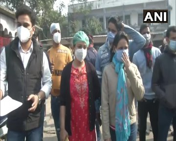 BiharAhead's tweet photo. बिहार: स्टाइपेंड बढ़ाने को लेकर जूनियर डॉक्टरों का अनिश्चितकालीन हड़ताल।जूनियर डॉक्टर एसोशिएसन के अध्यक्ष ने बताया, "2017 में सरकार ने संकल्प निकाला था कि हर 3 साल पर स्टाइपेंड की राशि बढ़ाई जाएगी। जो जनवरी 2020 में होना था अभी तक कोई निर्णय नहीं आया है।"
#BiharHealthDept #Bihar https://t.co/r5oJuA9BSj