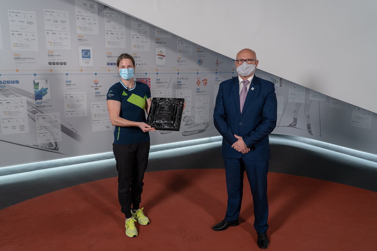 Nekdanja tekačica na smučeh, vrhunska športnica in bronasta olimpijka <a href="/VFabjan/">Vesna Fabjan</a> je ob zaključku svoje športne kariere prejela najvišje priznanje Olimpijskega komiteja Slovenije, Častno listino. Vesni je Častno listino izročil predsednik OKS-ZŠZ Bogdan Gabrovec. #TeamSlovenia