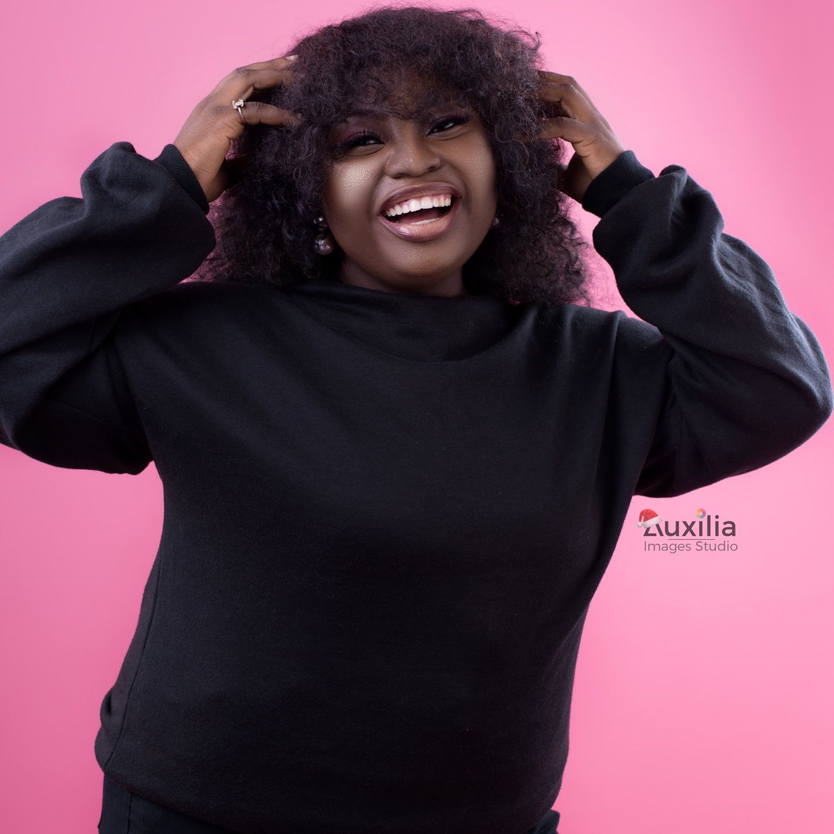 Be The Reason Someone Smiles Today!!
Her Smile is Indeed Contagious😃😃
•
Our Model Shoot💕💙
•
📸 @auxiliaimagesstudio 
Model: @Kanyinsola_omoj
Makeup By: @sesanified_ 

#happymodel #models #brandphotography #productsshoot #photooftheday #instagram #instagood