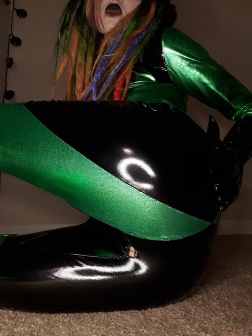 2 pic. Shockingly, I'm alive! 
Playing around in my Shego outfit the other night ???

#nsfwtwitter #shego