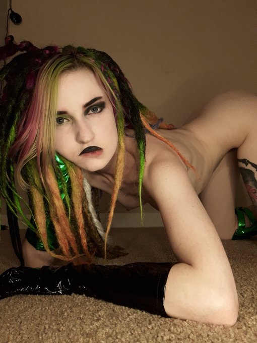 1 pic. Shockingly, I'm alive! 
Playing around in my Shego outfit the other night ???

#nsfwtwitter #shego