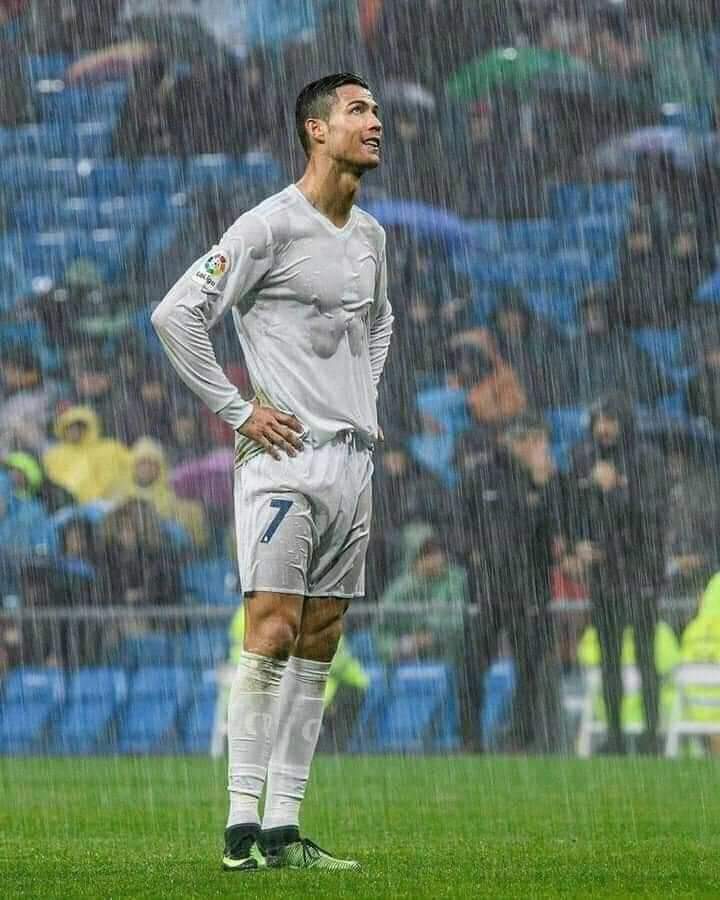 This picture speaks volumes! This is basically how you can tell that you are doing what you love! IF you can stick to it with a smile through any weather! <a href="/Cristiano/">Cristiano Ronaldo</a> keep inspiring! #inspiration #DoWhatYouLove #DoYourBest #BeMoneyWiser