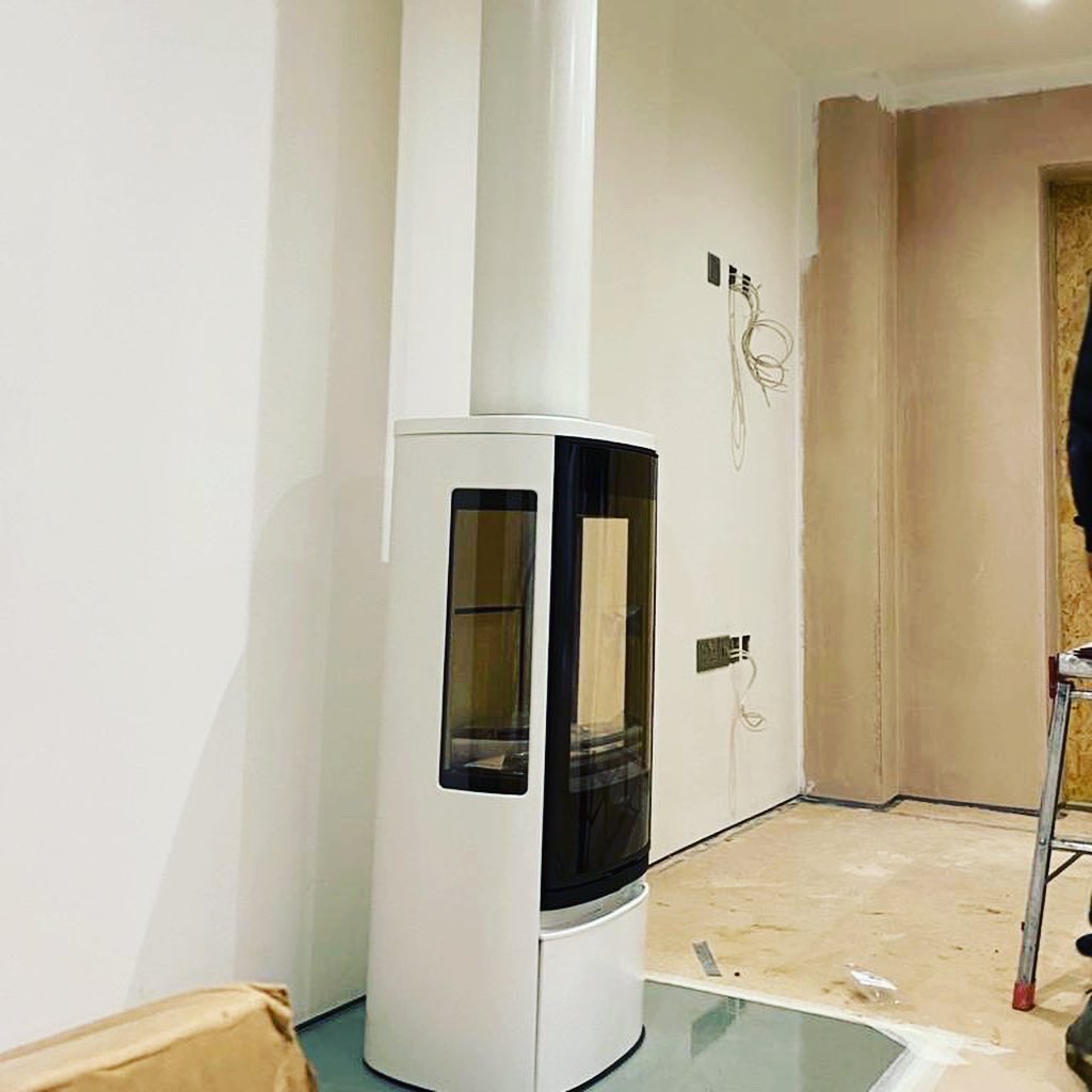 MorleyStoves's tweet photo. 🤍 And we are DONE
Yesterday’s final installation of the year and what a great one to finish on.
A Contura 856G style in white with matching twin wall flue pipe 🤍
#whitestove #whitefire #hertfordshirehomes #conturastoves #contura @conturastoves #ardeley #white https://t.co/hWTgAsCO0t