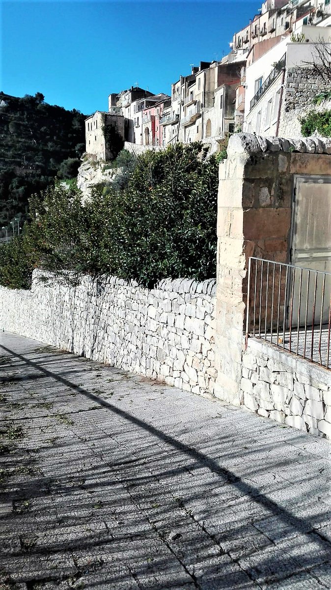 Markio84188876's tweet photo. Si è fatto sentire...lo abbiamo ascoltato...poi è andato via...#Ragusa https://t.co/t5IjE444ab