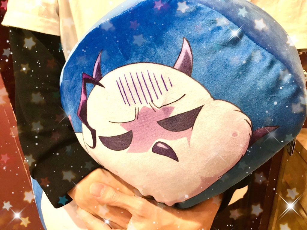nhk_character's tweet photo. ✨😈 #魔入りました入間くん ����✨

🎁🎄🎁🎄🎁🎄🎁🎄🎁🎄🎁

👉モフエゴクッション
     (税抜き3,000円)

プレゼントにもオススメ☝️🌟
もっちもっちしてるので抱き心地抜群💜
この迷惑そうなお顔がたまらんです😈
是非ぎゅう〜っと抱きしめてください😉💜

#東京駅 店、 #ソラマチ 店で好評発売中✨ https://t.co/rVEaTtV12u