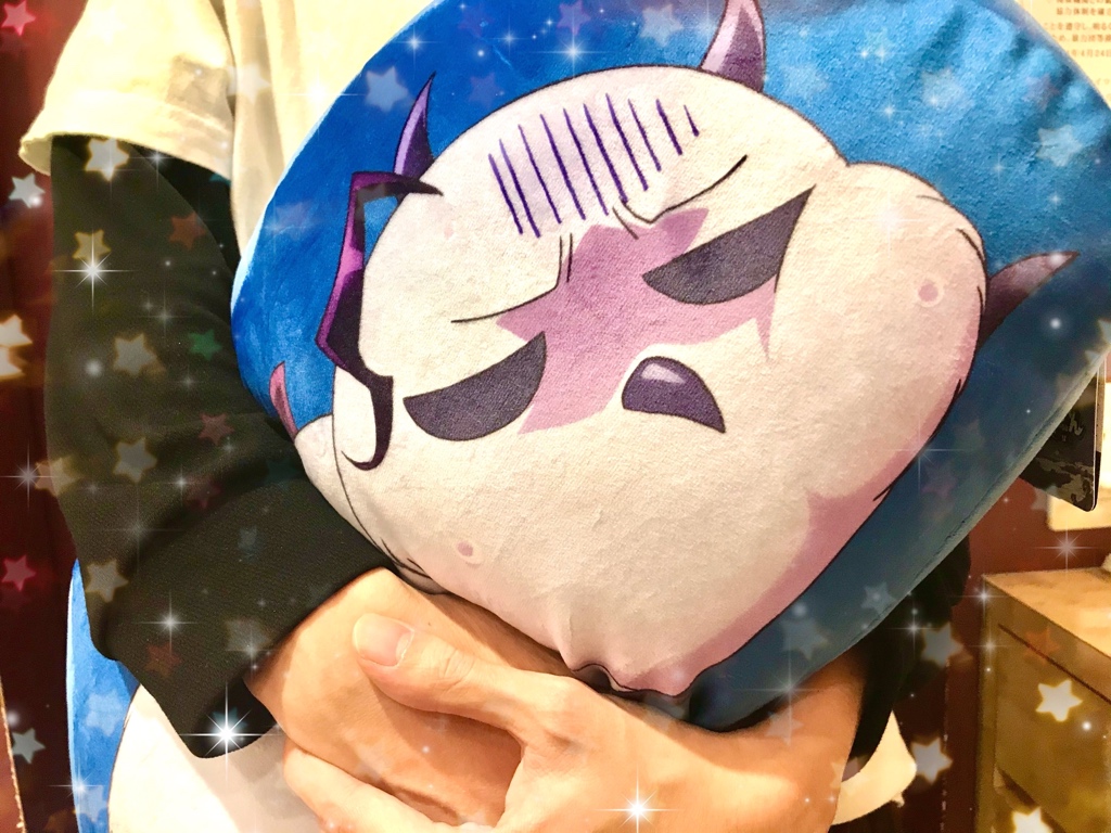nhk_character's tweet photo. ✨😈 #魔入りました入間くん ����✨

🎁🎄🎁🎄🎁🎄🎁🎄🎁🎄🎁

👉モフエゴクッション
     (税抜き3,000円)

プレゼントにもオススメ☝️🌟
もっちもっちしてるので抱き心地抜群💜
この迷惑そうなお顔がたまらんです😈
是非ぎゅう〜っと抱きしめてください😉💜

#東京駅 店、 #ソラマチ 店で好評発売中✨ https://t.co/rVEaTtV12u