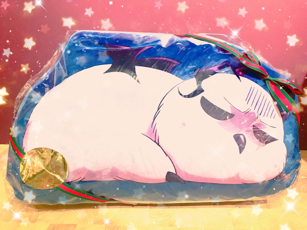 nhk_character's tweet photo. ✨😈 #魔入りました入間くん ����✨

🎁🎄🎁🎄🎁🎄🎁🎄🎁🎄🎁

👉モフエゴクッション
     (税抜き3,000円)

プレゼントにもオススメ☝️🌟
もっちもっちしてるので抱き心地抜群💜
この迷惑そうなお顔がたまらんです😈
是非ぎゅう〜っと抱きしめてください😉💜

#東京駅 店、 #ソラマチ 店で好評発売中✨ https://t.co/rVEaTtV12u