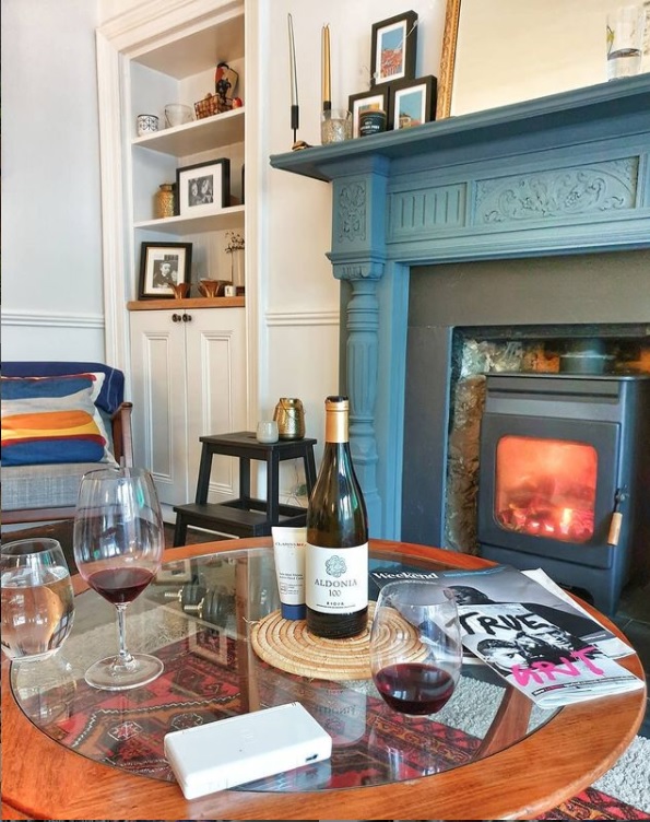 bodegasaldonia's tweet photo. El buen vino mejora con los años, pero este año sólo mejora con un buen vino. Feliz Navidad al calor de los vuestros. 🍷
#aldonia #wine #vino #garnacha #grenache #Rioja #RiojaWine #redwine #tinto #Instawine #winetime #winetasting #winelovers #cheers #instagood #xmas #Navidad https://t.co/8ZPzBqMzlU