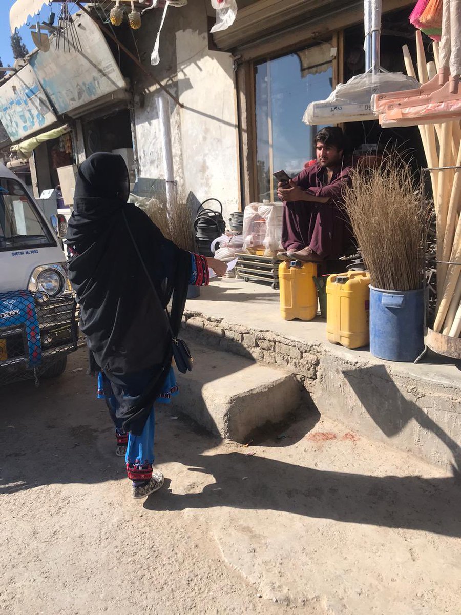 BalochMahu's tweet photo. آج کی احتجاج کیلئے شال میں پمپلیٹ تقسیم کی جارہی ہے آپ بھی آئیں احتجاج میں شامل ہوکر اپنی زندہ ضمیر ہونے کا ثبوت دیں۔۔!
#StateKilledKarimaBaloch https://t.co/mz51howJ7Z