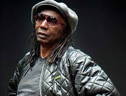 One musician with mouth diarrhoea, I like his chimurenga music though. @jahprayzah  @RMuzezuru @JulietMtombeni @Mug2155 @SAMAS31071994 @ChirauMel @tapsduro @VulindlelaNdab2