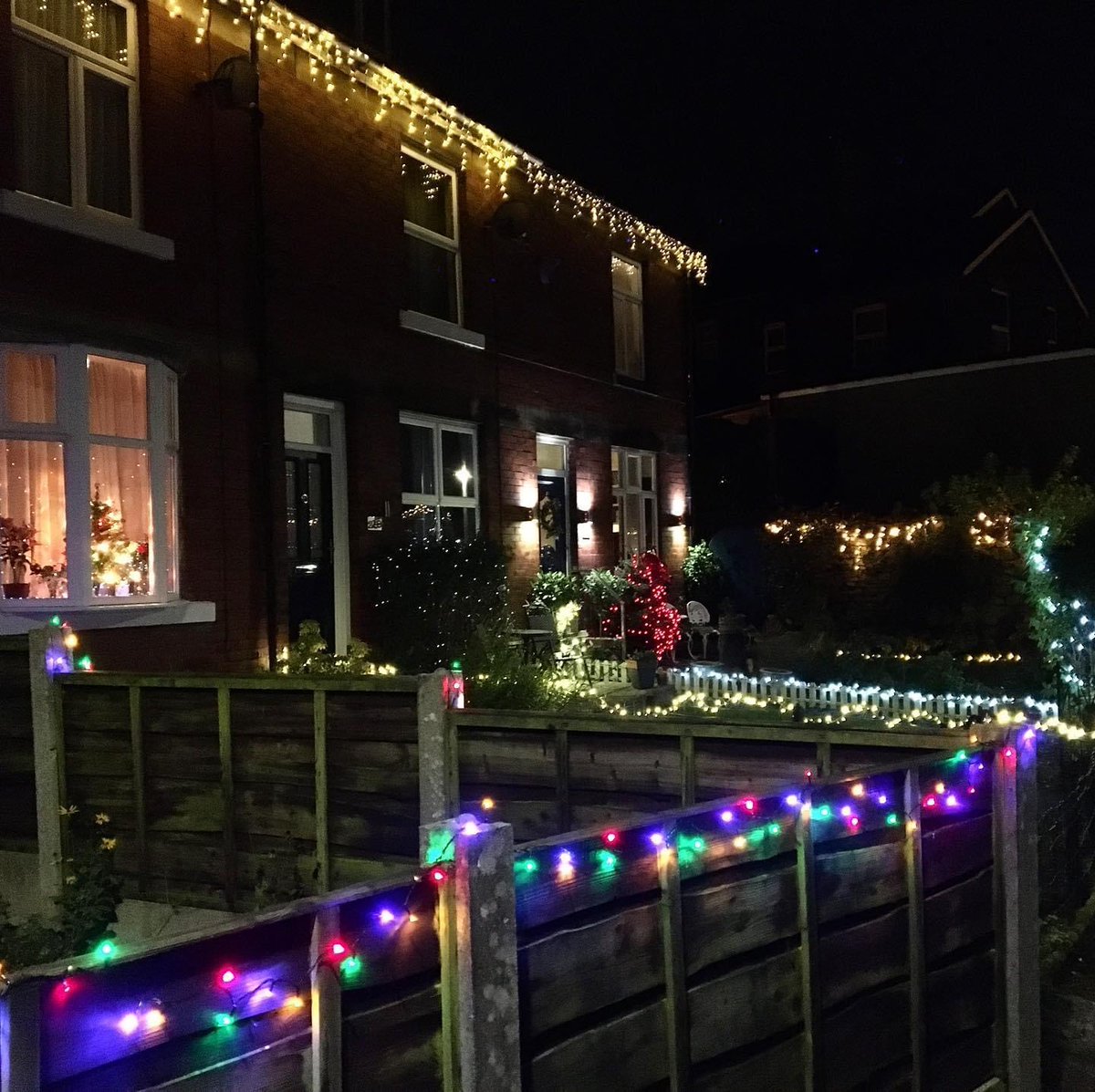 It’s beginning to look a lot like Christmas in #NewMills 💫✨ Local residents and businesses have created magical displays as part of <a href="/VisitNewMills/">Visit New Mills</a> #LightUpChristmas project ⭐

We’d love to see YOUR pictures of local lights and festive scenes too! 👇

📸 <a href="/NMFestival/">New Mills Festival</a>