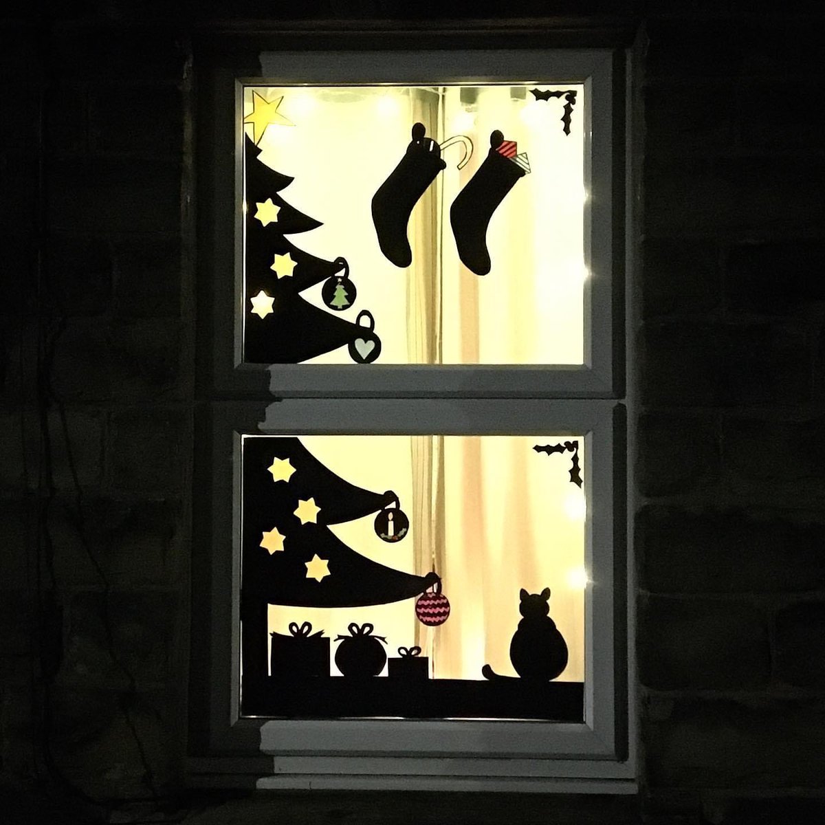 vpdd's tweet photo. It’s beginning to look a lot like Christmas in #NewMills 💫✨ Local residents and businesses have created magical displays as part of @VisitNewMills #LightUpChristmas project ⭐

We’d love to see YOUR pictures of local lights and festive scenes too! 👇

📸 @NMFestival https://t.co/BVxWBNFVOe