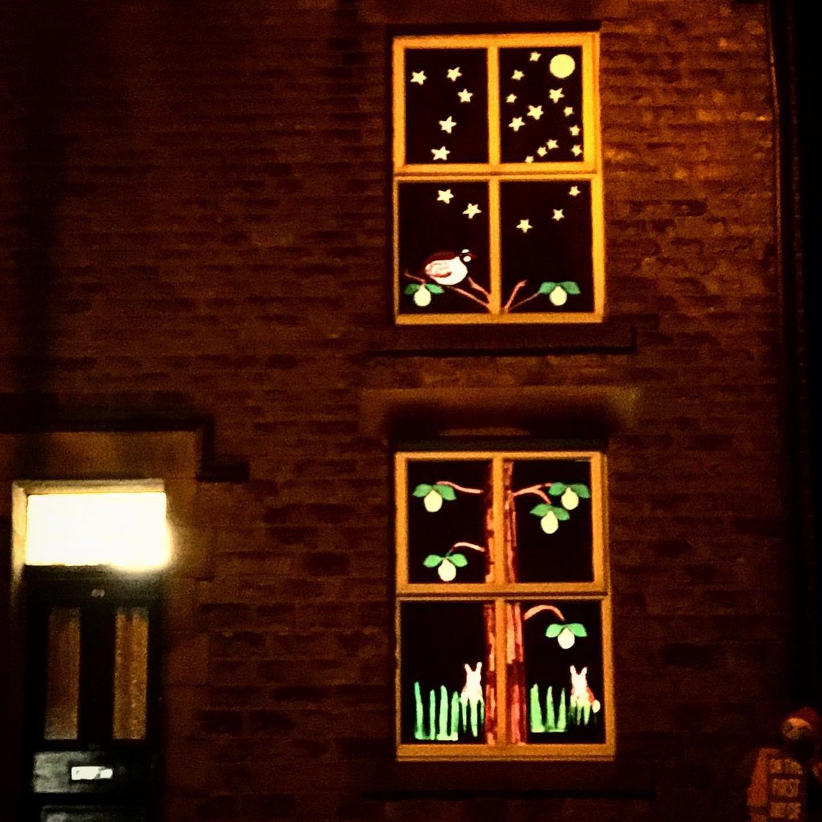 vpdd's tweet photo. It’s beginning to look a lot like Christmas in #NewMills 💫✨ Local residents and businesses have created magical displays as part of @VisitNewMills #LightUpChristmas project ⭐

We’d love to see YOUR pictures of local lights and festive scenes too! 👇

📸 @NMFestival https://t.co/BVxWBNFVOe