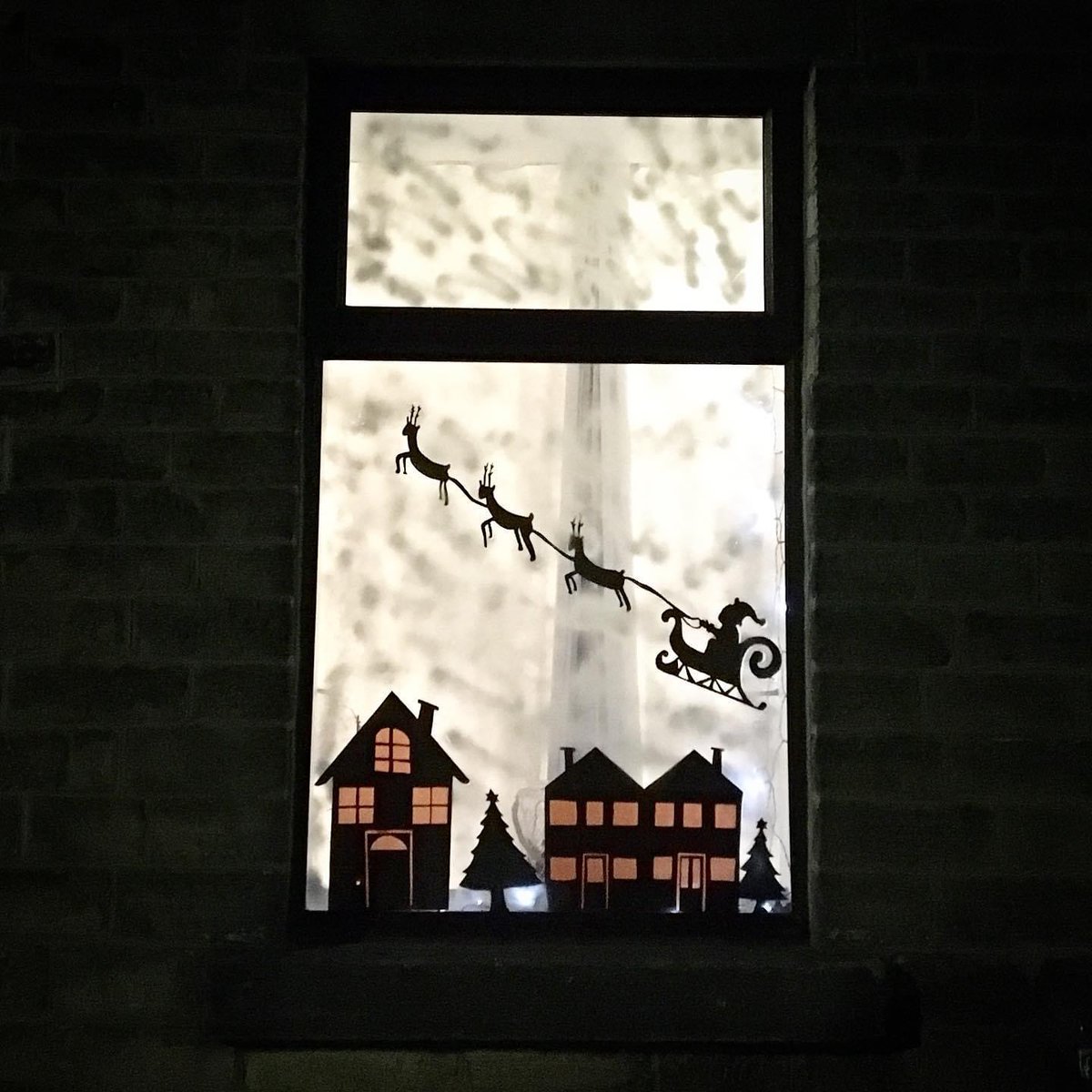 vpdd's tweet photo. It’s beginning to look a lot like Christmas in #NewMills 💫✨ Local residents and businesses have created magical displays as part of @VisitNewMills #LightUpChristmas project ⭐

We’d love to see YOUR pictures of local lights and festive scenes too! 👇

📸 @NMFestival https://t.co/BVxWBNFVOe