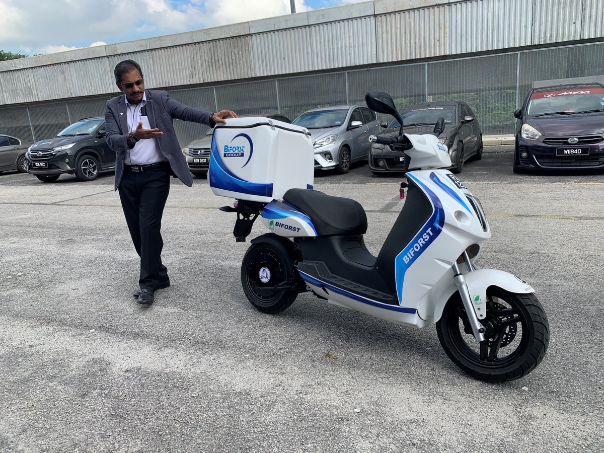 3Lyonofficial's tweet photo. ECLIMO, our e-bike subsidiary handed over 1 unit to Biforst Logistics Berhad for their ‘Last Mile’ solution.

Congratulations Biforst Logistics Berhad for your “go green” vision! We are confident the pilot will be a success which will lead to more e-bikes being deployed.
#ECLIMO https://t.co/dWqhIuJG5k