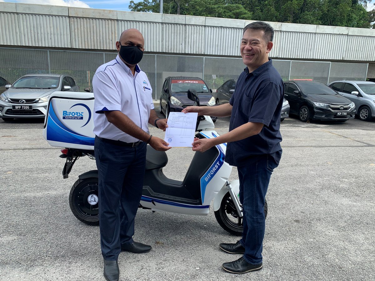 3Lyonofficial's tweet photo. ECLIMO, our e-bike subsidiary handed over 1 unit to Biforst Logistics Berhad for their ‘Last Mile’ solution.

Congratulations Biforst Logistics Berhad for your “go green” vision! We are confident the pilot will be a success which will lead to more e-bikes being deployed.
#ECLIMO https://t.co/dWqhIuJG5k