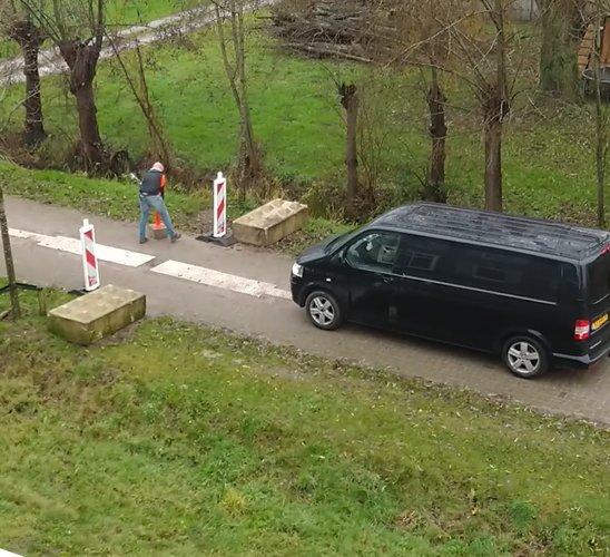 HendryTimmer's tweet photo. @gemeenteNijkerk zojuist een heterdaadje. Men gaat nu zelfs nog een stapje verder door het gehele paaltje er uit te trekken. Zou fijn zijn als dit paaltje een betonnen paaltje werd! #doornsteeg https://t.co/GKhXt1PazL