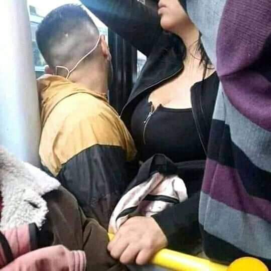 Kasian bapak jaket kuning hitam itu. Udah mah pake masker, harus terhimpit2 penumpang lain lagi. Lihatlah betapa merana nya dia...