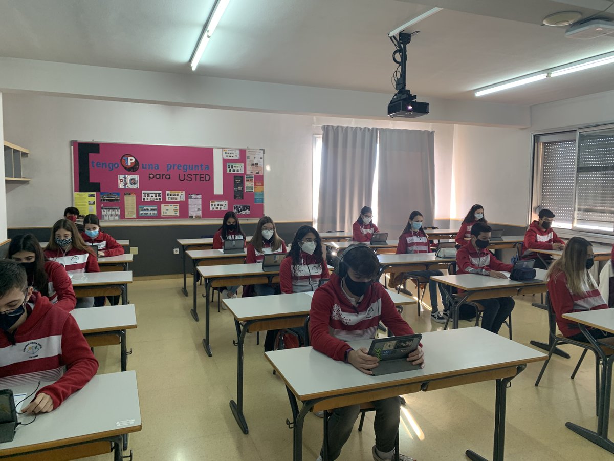 "Tengo una pregunta para usted" es el proyecto que han lanzado desde la #CooperativadeEnseñanza Reina Sofía y que ha contado con la participación del Presidente <a href="/LopezMirasF/">Fernando López Miras</a>, donde más de centenar de alumnos le han preguntado cuestiones sobre la actualidad regional