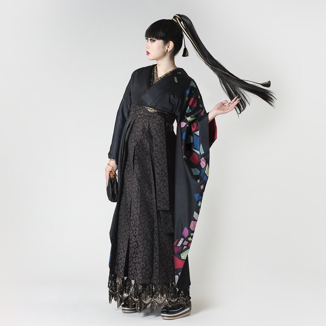 roccoyaofficial's tweet photo. ろっこや＜振袖袴＞
スタイリング公開♪

～過去から現代・袴のトレンド・着こなしを探る！

https://t.co/yasQXpGcq4

モデルは #雅星本店 のリンちゃん♪
ろっこやの振袖と袴を凛と美しく着こなしてくれました✨

#ろっこや #振袖 #袴 #卒業袴 #kimonocordinate #袴女子 #着物レンタル https://t.co/2n0rd0o0TN