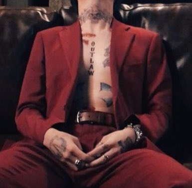 “who in kpop?” but it’s actually kim woosung from the rose ; a thread