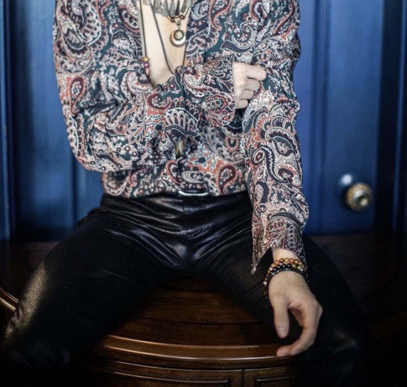 “who in kpop?” but it’s actually kim woosung from the rose ; a thread