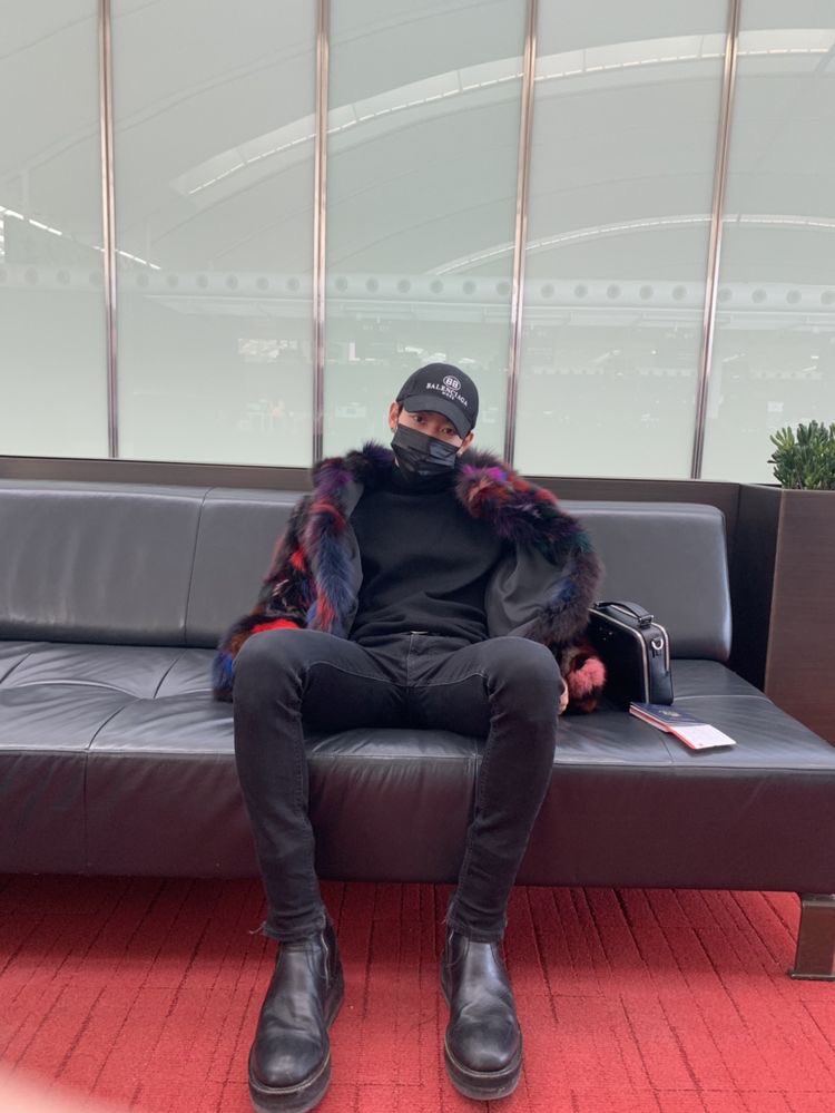 “who in kpop?” but it’s actually kim woosung from the rose ; a thread