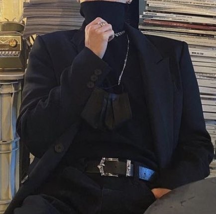 “who in kpop?” but it’s actually kim woosung from the rose ; a thread