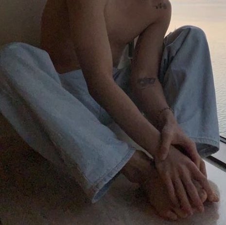 “who in kpop?” but it’s actually kim woosung from the rose ; a thread