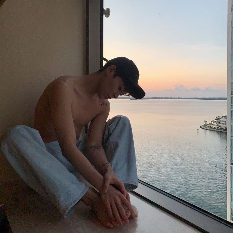 “who in kpop?” but it’s actually kim woosung from the rose ; a thread