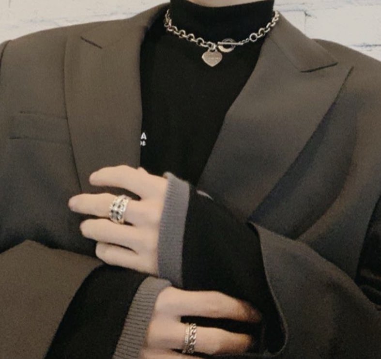 “who in kpop?” but it’s actually kim woosung from the rose ; a thread