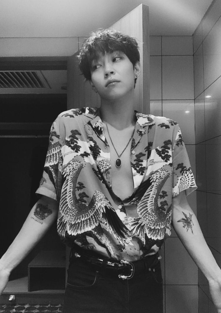 “who in kpop?” but it’s actually kim woosung from the rose ; a thread