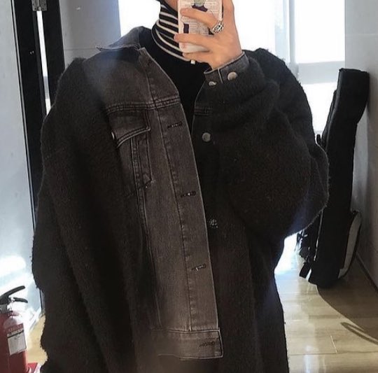 “who in kpop?” but it’s actually kim woosung from the rose ; a thread