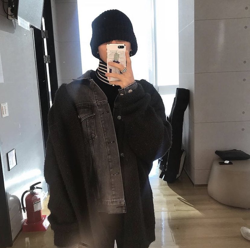 “who in kpop?” but it’s actually kim woosung from the rose ; a thread