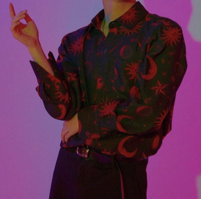 “who in kpop?” but it’s actually kim woosung from the rose ; a thread