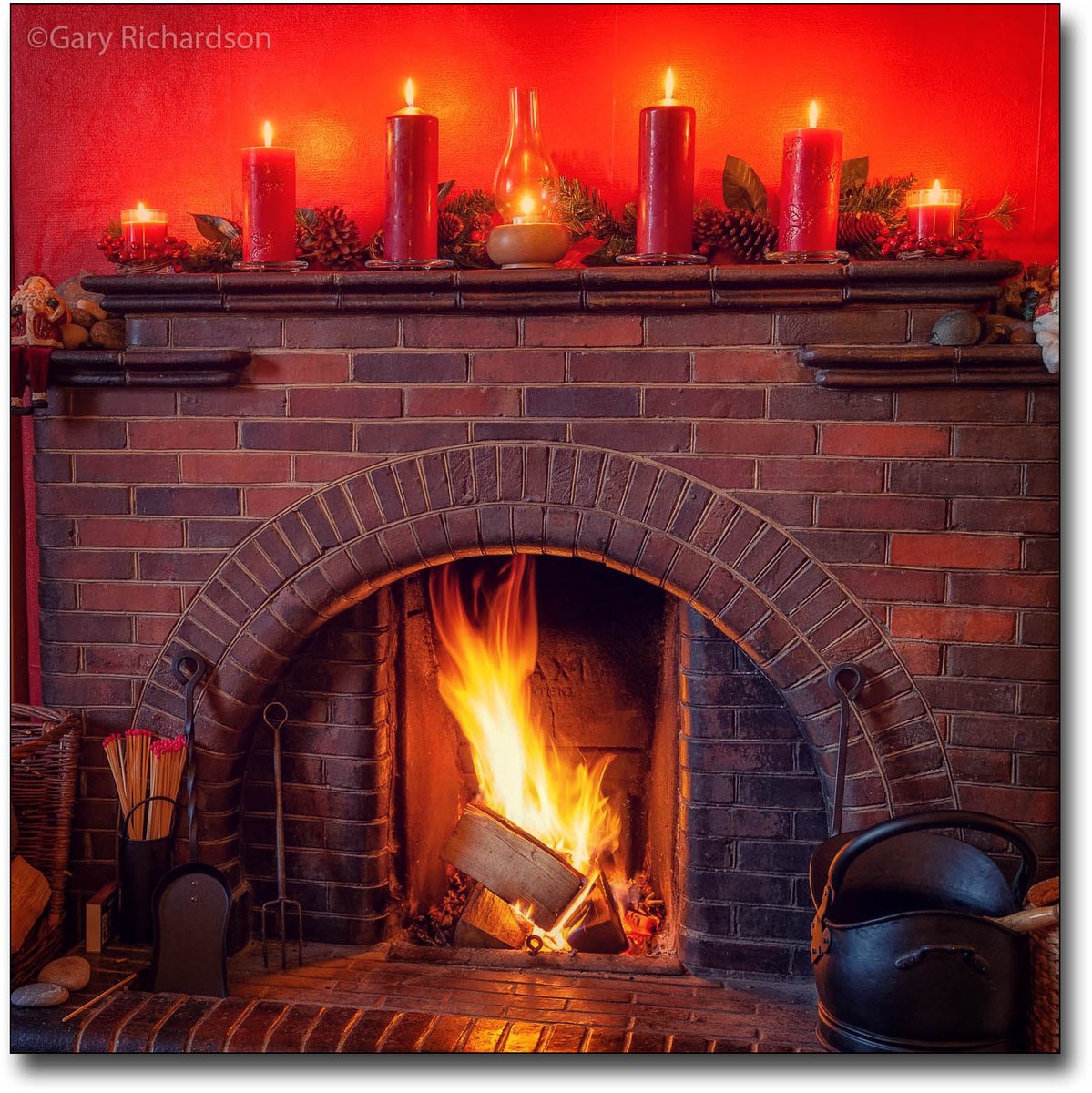 mountainsandsky's tweet photo. Morning its day 23 of my Photo Advent Calendar for this year #PAC2020 and the big day is getting very close now so thought I'd share a photo of the fireplace at our old house, all dressed up for Christmas. Really miss the crackle of the woods burning in the hearth on a cold night https://t.co/LwUNGHfzNU