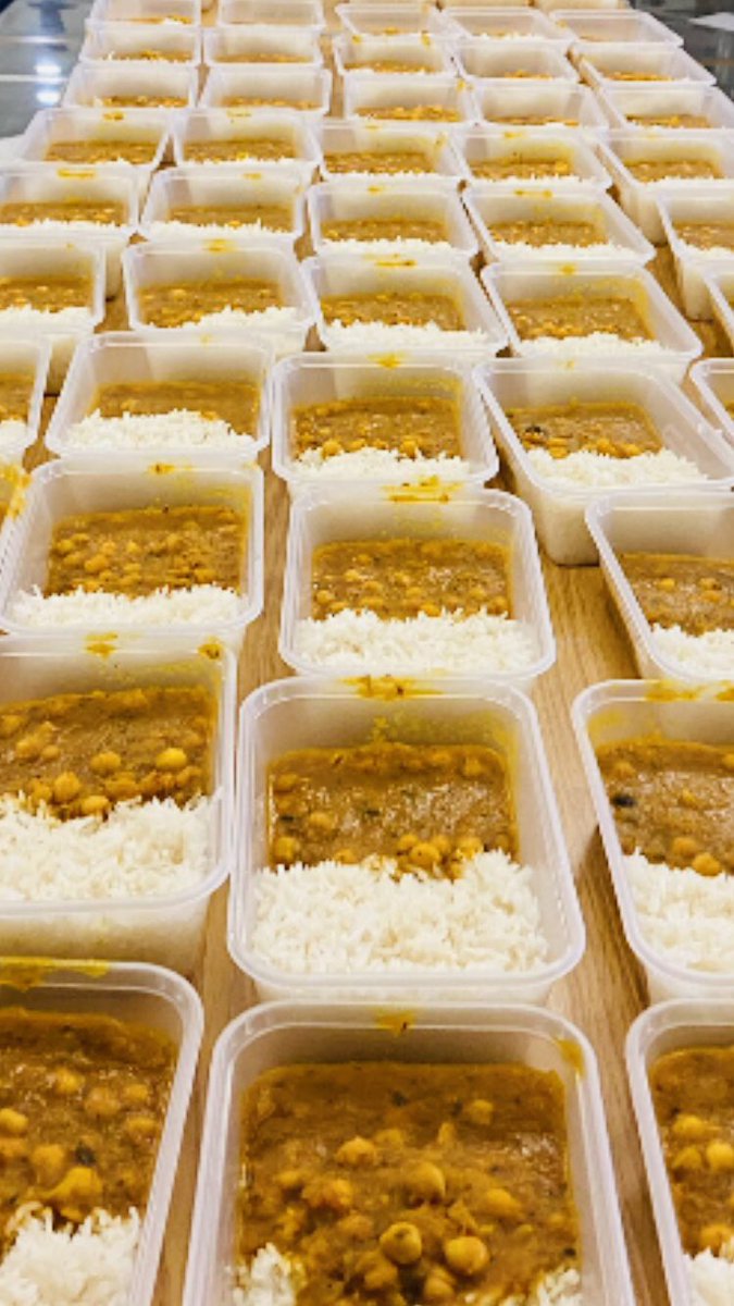 Mum sent me this. #Sikh community providing stranded #lorrydrivers with meals. Feeding others is at heart of south asian culture, and it’s a beautiful thing