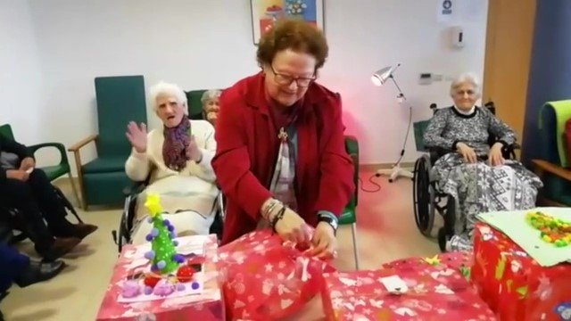 CEIPLOSREMEDIOS's tweet photo. 🥰💞💖Hoy os traemos un vídeo muy emotivo del Centro Aljaima
¡Que gran emoción! sabemos que vamos por buen camino, cuando juntos👵👴👧🧒🫂 creamos estas historias
Cuidar de nuestros mayores, es el mejor regalo que hacerle al futuro🎁
¡Felices fiestas!
https://t.co/RGEKlGwBWA https://t.co/rL8NhB30xL