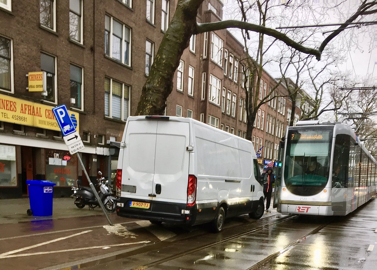 RBSP1's tweet photo. @Politie_Rdam , @HandhavingN_010 , #vlietlaan , #kralingen , #foutparkeerder , #wittebestelbus , tram moet weer 10 min. wachten . Elke dag nu raak met mocro leveranciers die koffie gaan drinken en bijpraten bij slager . https://t.co/RfSEmAJddB