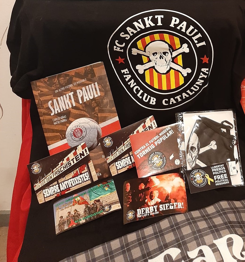 Octubre_P9's tweet photo. Qui col·labora en la #rifaOctubre?

5⃣ Fanclub Catalunya FC Sankt Pauli
Neix com a Fanclub oficial l'any 2010, quan un grup de simpatitzants catalans del club alemany varen decidir organitzar-se per donar suport  a l’equip. 
Aporten una samarreta, mascareta, bufanda i un llibre🤎 https://t.co/MDixNsnYRR