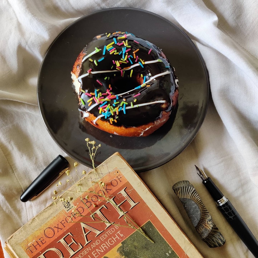 misfitmedusa's tweet photo. Reading and Eating during the Pandemic - Two activities I've indulged in without regret.
What did you give more time to this year?
#foodandbooks #bibliophile #bookstagram #reading2020 https://t.co/NB1tZXoxtF https://t.co/nPADA5w4Oy
