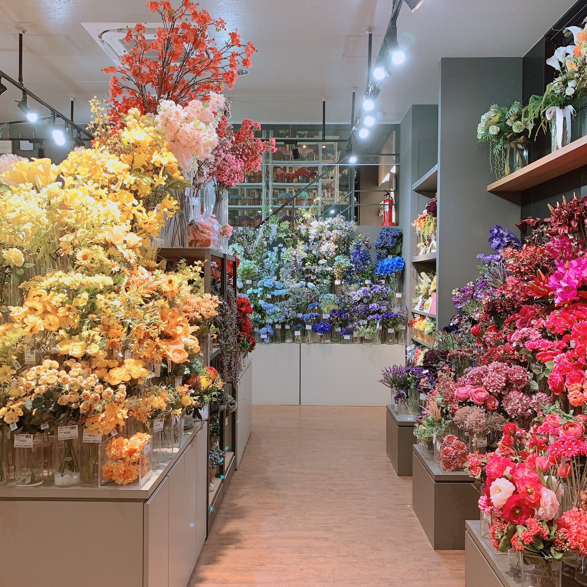 秋葉東子 ステイホームで部屋に華やぎが欲しいけど 植物育てるのとか切り花はちょっと という人は 蔵前にあるeast Side Tokyoさんで美しい造花を買うといいよ あらゆる花 グリーンが色分けされて一本から買えるから 1人でブーケ作って宝塚レビューする