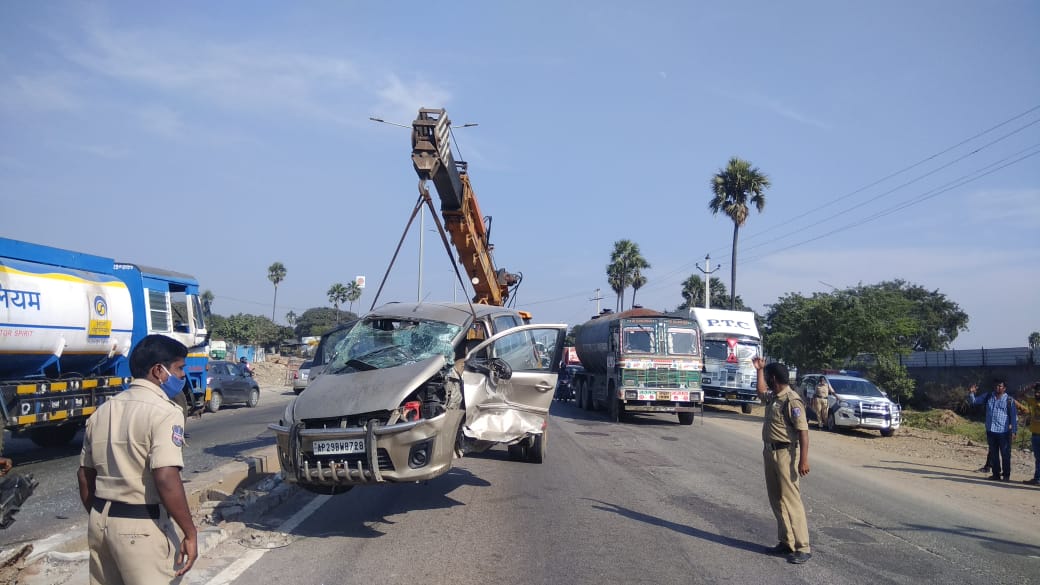 AbdullapurmetPS's tweet photo. Today on 23.12.2020 one road accident occurred at Inamguda which caused #Traffic_Jam on #NH_65. Immediately #Patrol_1 mobile staff rushed to the spot, removed the damaged vehicle with help of crane and cleared the traffic. No one sustained injuries. @RachakondaCop @DCPLBNagar https://t.co/2eRcdBcowM