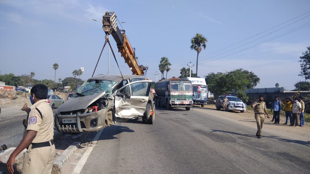 AbdullapurmetPS's tweet photo. Today on 23.12.2020 one road accident occurred at Inamguda which caused #Traffic_Jam on #NH_65. Immediately #Patrol_1 mobile staff rushed to the spot, removed the damaged vehicle with help of crane and cleared the traffic. No one sustained injuries. @RachakondaCop @DCPLBNagar https://t.co/2eRcdBcowM