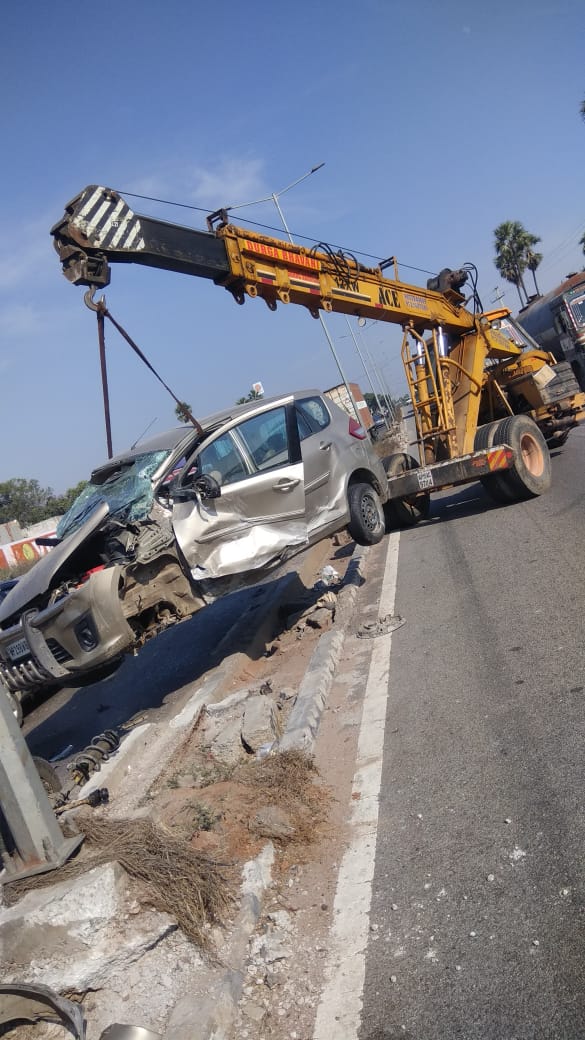 AbdullapurmetPS's tweet photo. Today on 23.12.2020 one road accident occurred at Inamguda which caused #Traffic_Jam on #NH_65. Immediately #Patrol_1 mobile staff rushed to the spot, removed the damaged vehicle with help of crane and cleared the traffic. No one sustained injuries. @RachakondaCop @DCPLBNagar https://t.co/2eRcdBcowM