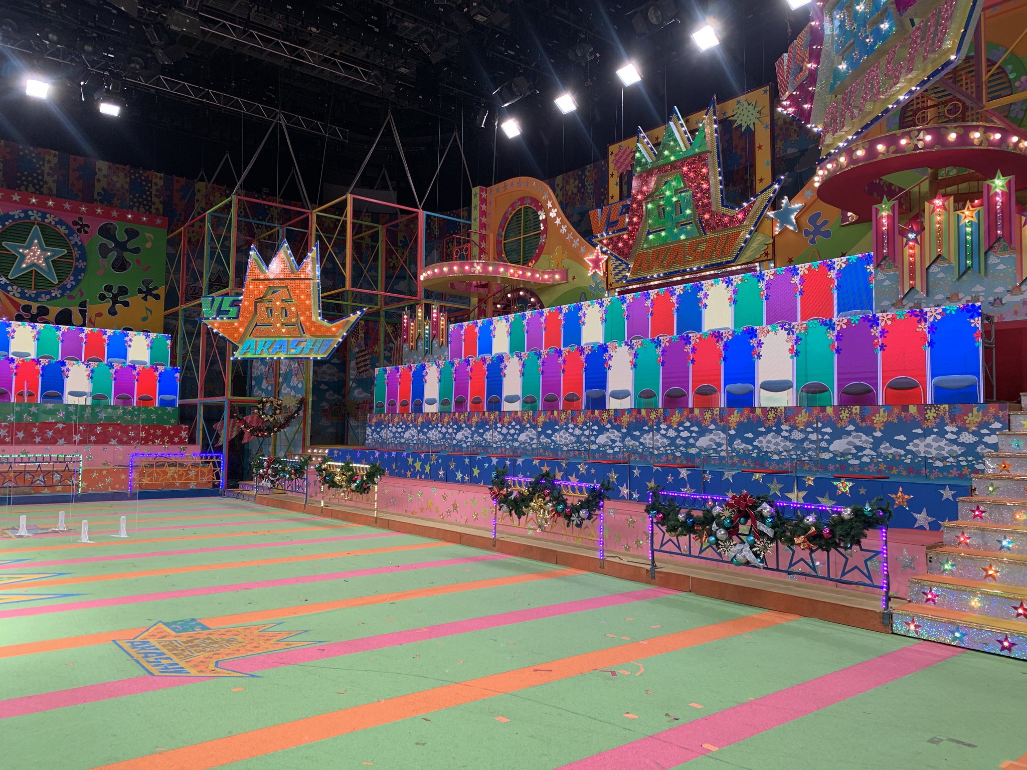 Vs嵐 フジテレビ公式 いよいよ明日最終回 生放送に向けて着々と準備してます が 明日で終わるなんてまだ実感がわきません スタッフ一同本気出します 最後まで楽しみましょう ぜひご覧ください