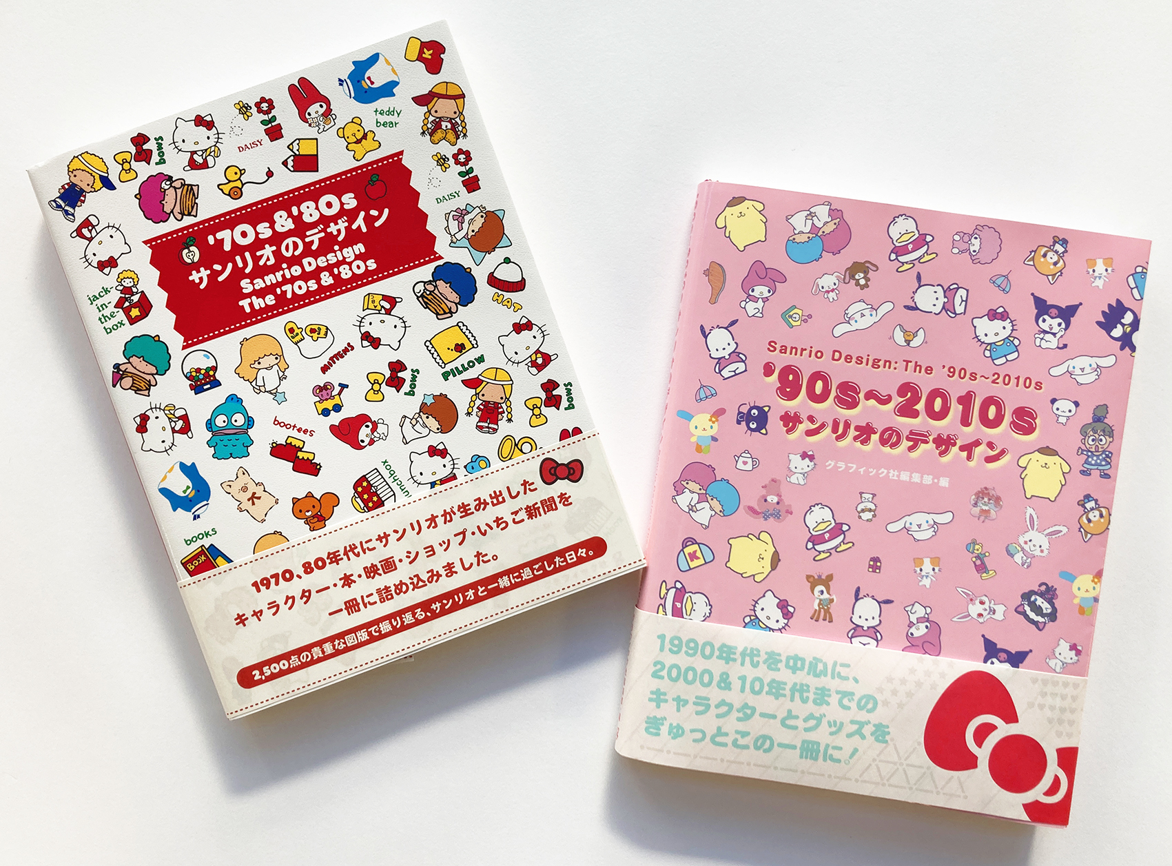 60周年 グラフィック社 編集部 書籍 サンリオのデザイン は２冊ありまして 左が70 Amp 80年代 生まれのキャラやグッズを集めたもの 右が続編の新刊で90年代以降をまとめたものです どちらもぜひ 70s Amp 80s サンリオのデザイン T