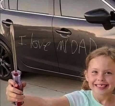 كتبت (أحبك أبي) على السيارة بطريقة سيبقى أثرها طويلا 😁😁😁 
قمة اللطافة 🤦‍♂️.🤷‍♀️